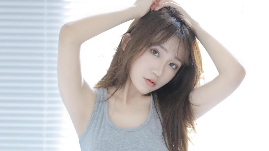 身材极好的美女室内图片