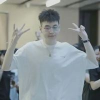 剪刀手头像男生高清|男生拿刀头像