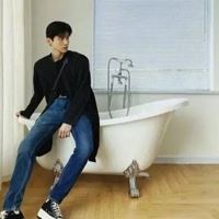 穿匡威的男生图片_匡威帆布鞋情侣头像