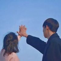 男孩牵女孩的甜美图片二次元|小男孩小女孩牵手的图片唯美