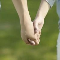 男孩牵女孩的甜美图片二次元|小男孩小女孩牵手的图片唯美