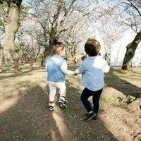 男孩牵女孩的甜美图片二次元|小男孩小女孩牵手的图片唯美