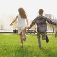 男孩牵女孩的甜美图片二次元|小男孩小女孩牵手的图片唯美