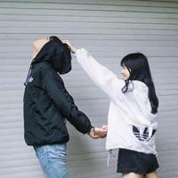男孩牵女孩的甜美图片二次元|小男孩小女孩牵手的图片唯美