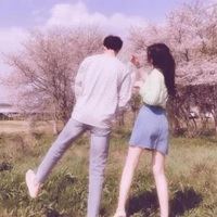 男孩牵女孩的甜美图片二次元|小男孩小女孩牵手的图片唯美