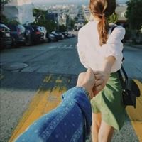 男孩牵女孩的甜美图片二次元|小男孩小女孩牵手的图片唯美