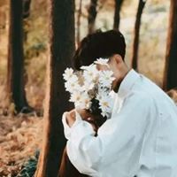 男生侧面闻花头像动漫-男生闻花的头像