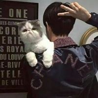 男生头像真人抱小动物 男生头像抱宠物的帅气