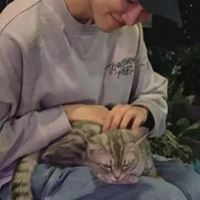 男生头像真人抱小动物 男生头像抱宠物的帅气