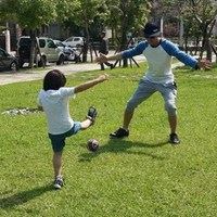 男孩踢足球的照片-踢足球背影图片黑白