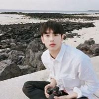白色衣服男生头像高清_白色的男生头像