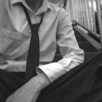 白色衣服男生头像高清_白色的男生头像