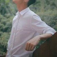 白色衣服男生头像高清_白色的男生头像