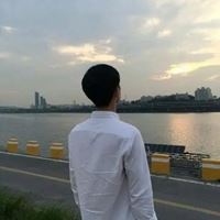 白色衣服男生头像高清_白色的男生头像