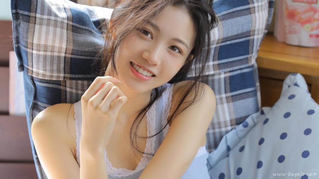 笑容甜美的美女图片