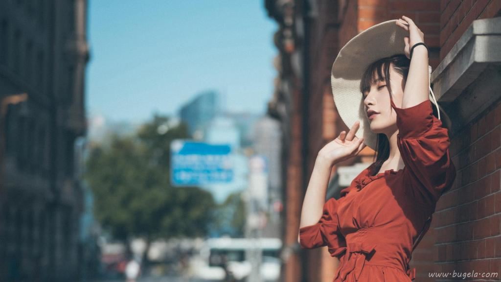 气质美女砖红色连衣裙魅力图片