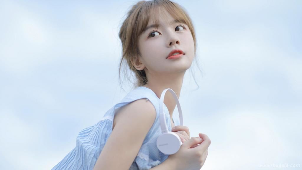 笑容甜美元气美女图片
