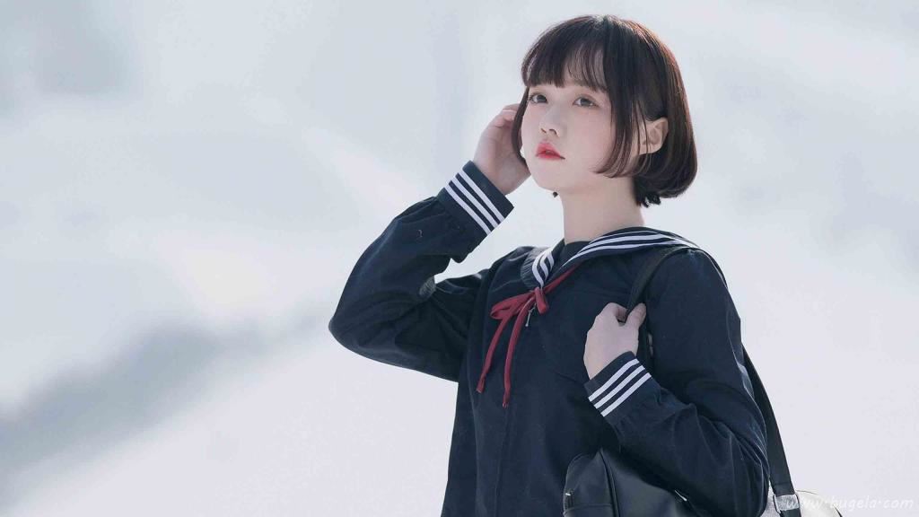 水手服短发美女户外图片
