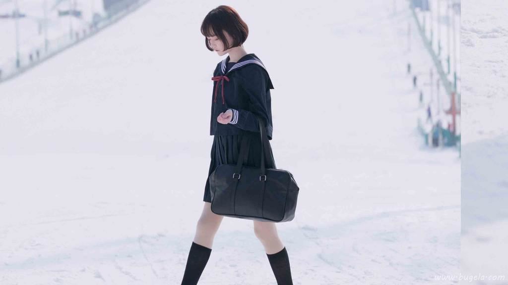 水手服短发美女户外图片