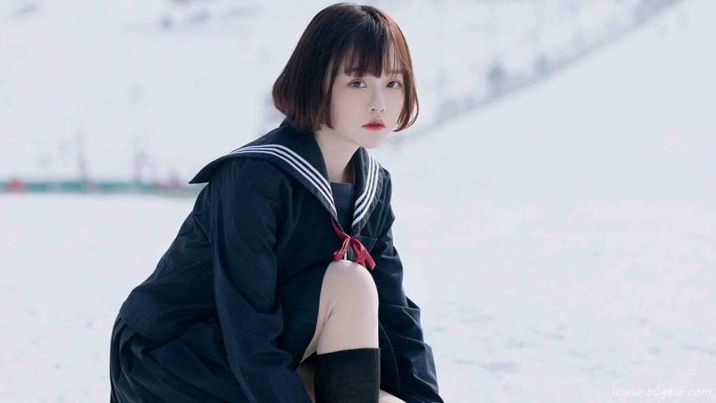 水手服短发美女户外图片