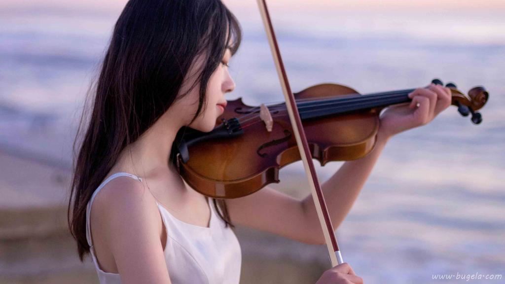 拉小提琴的文艺美女图片
