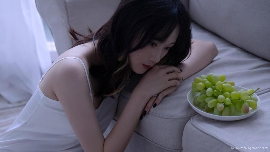 忧郁美女慵懒图片