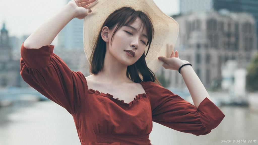 气质美女砖红色连衣裙魅力图片