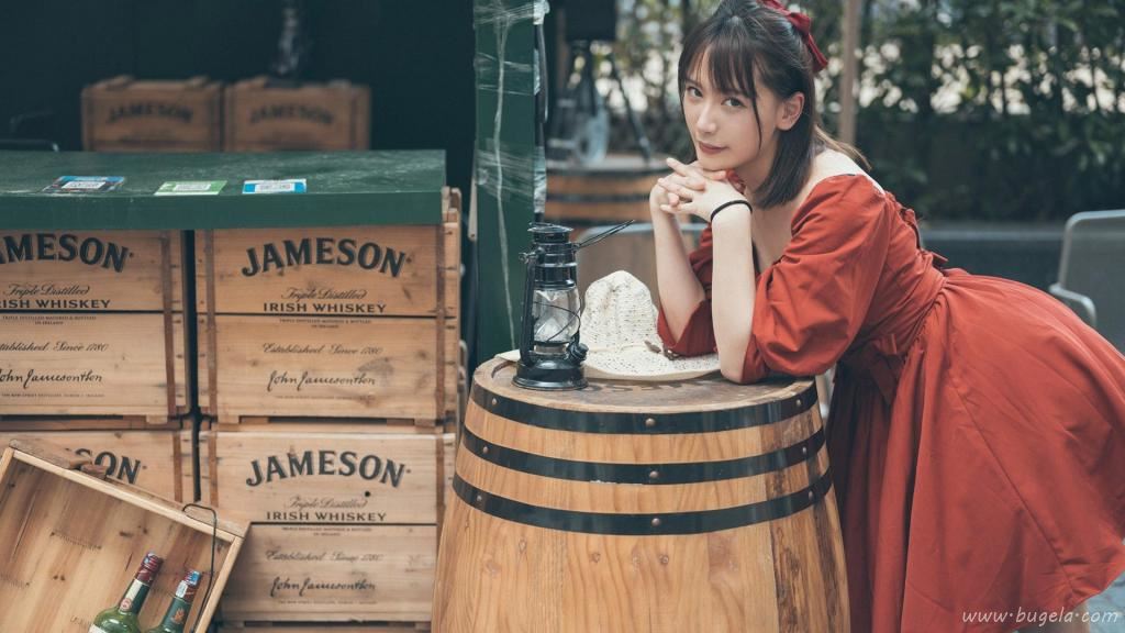 气质美女砖红色连衣裙魅力图片