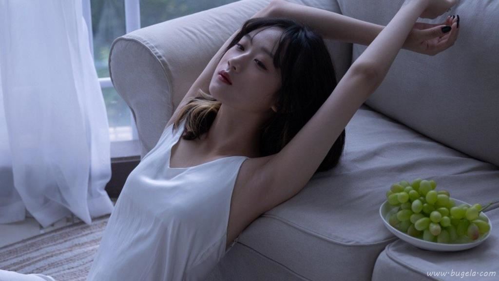 忧郁美女慵懒图片