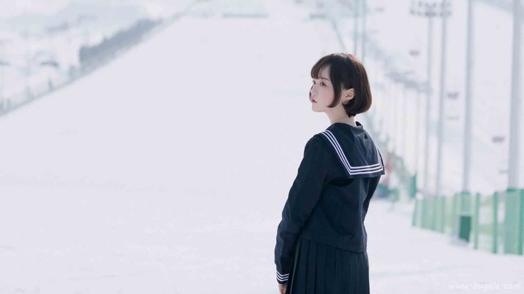水手服短发美女户外图片