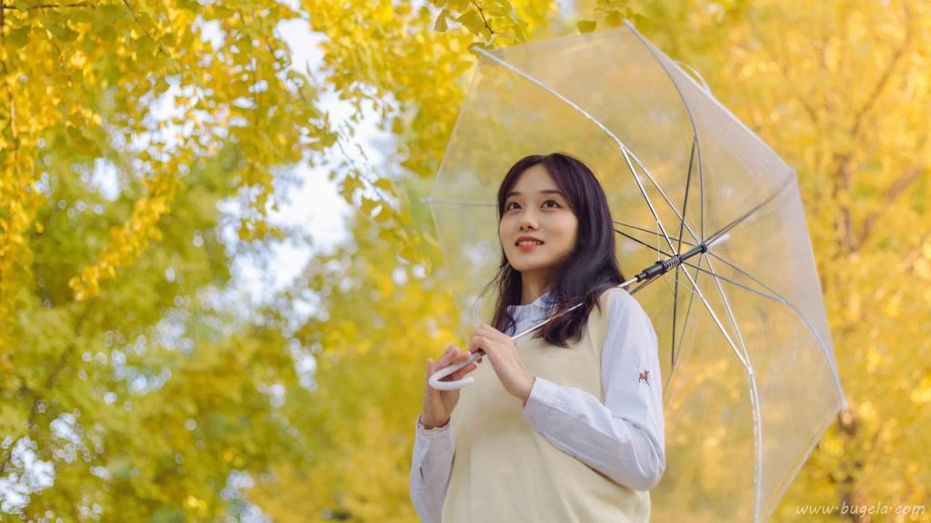 秀气长发美女户外图片