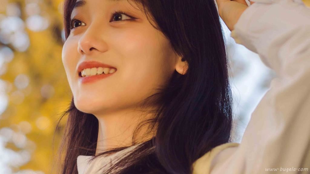 秀气长发美女户外图片