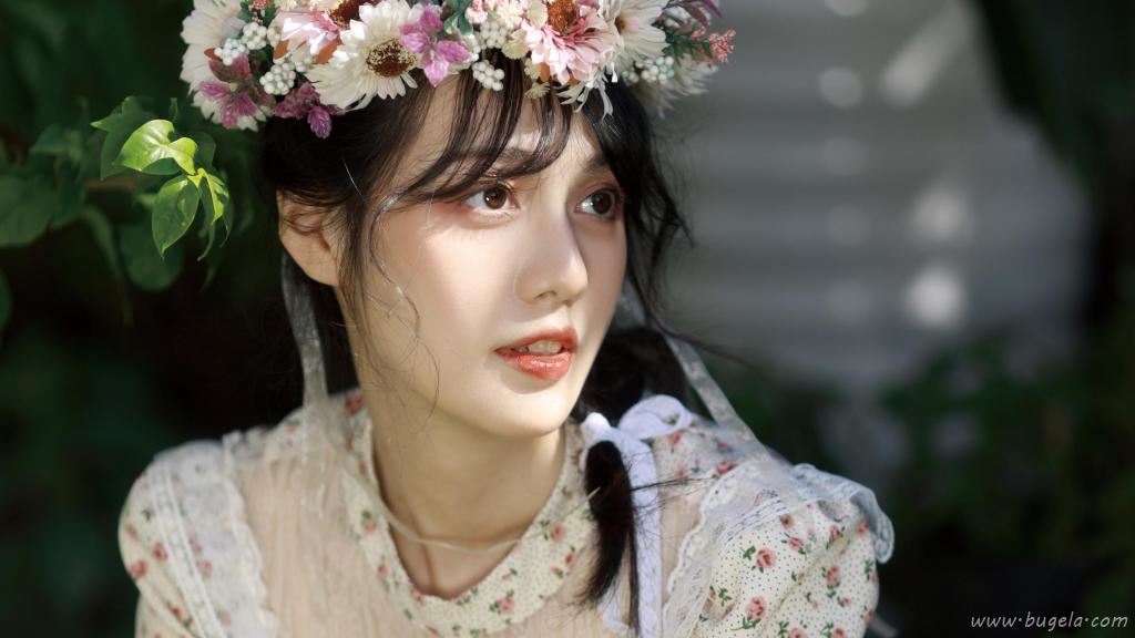 戴花环的美女图片