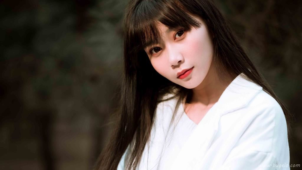 长发美女俏丽迷人图片