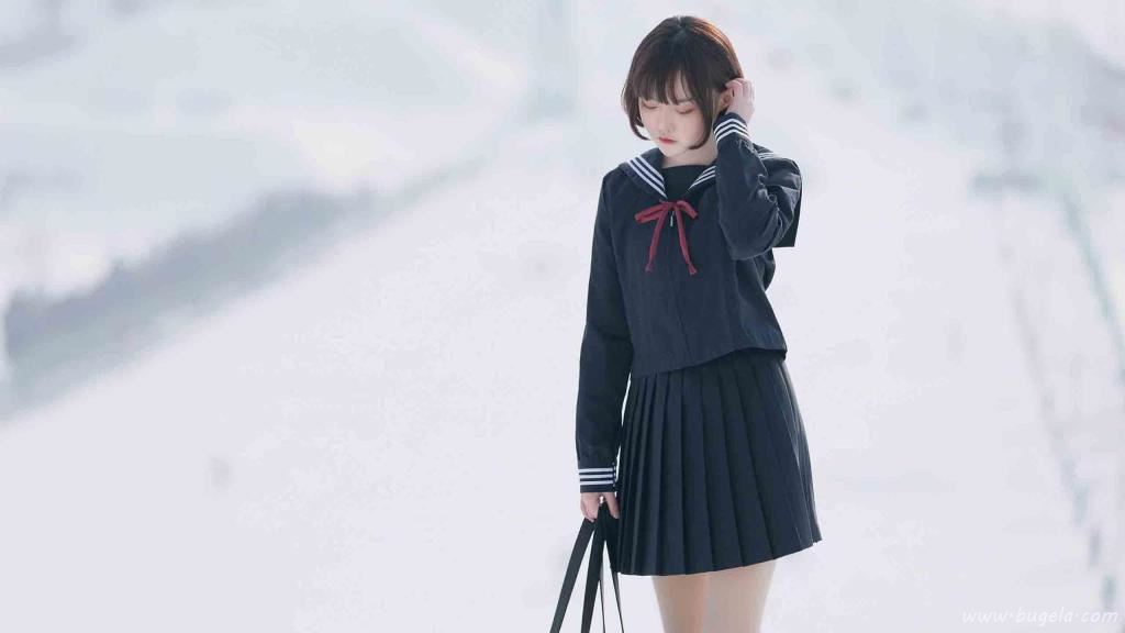 水手服短发美女户外图片