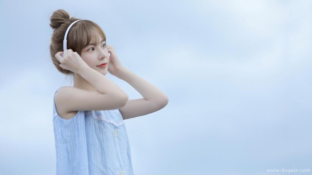 笑容甜美元气美女图片