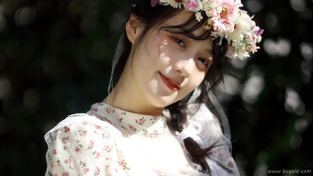 戴花环的美女图片