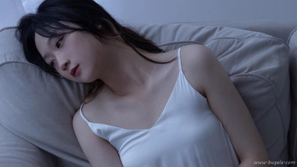 忧郁美女慵懒图片