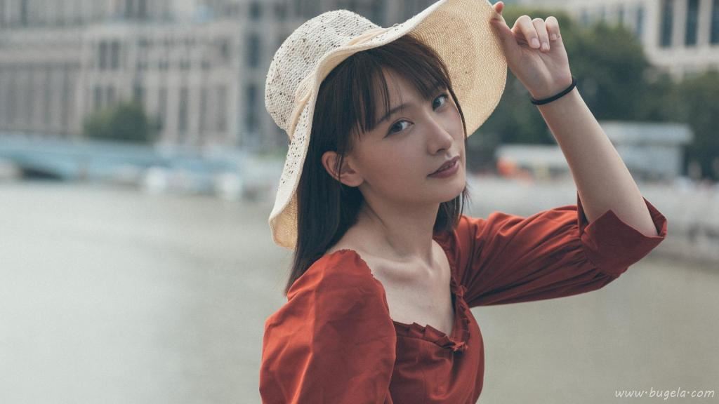气质美女砖红色连衣裙魅力图片