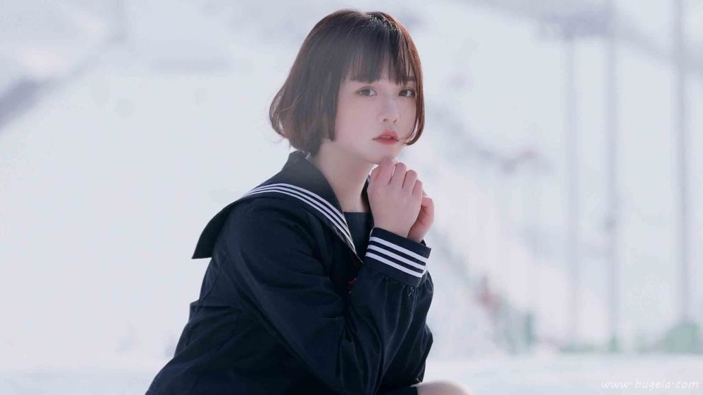 水手服短发美女户外图片