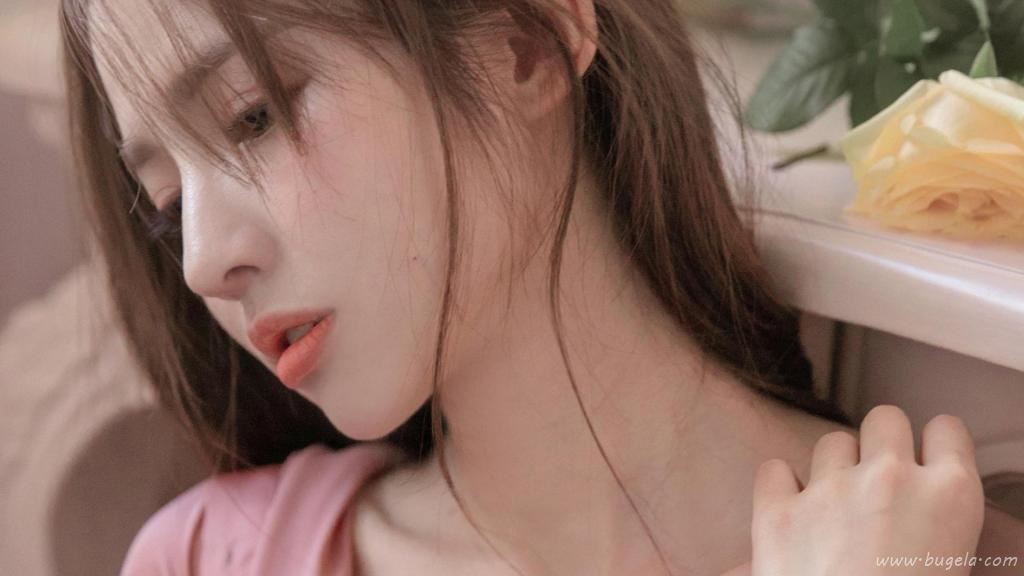 小姐姐清新淡雅迷人图片
