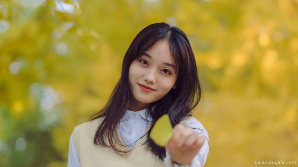 秀气长发美女户外图片