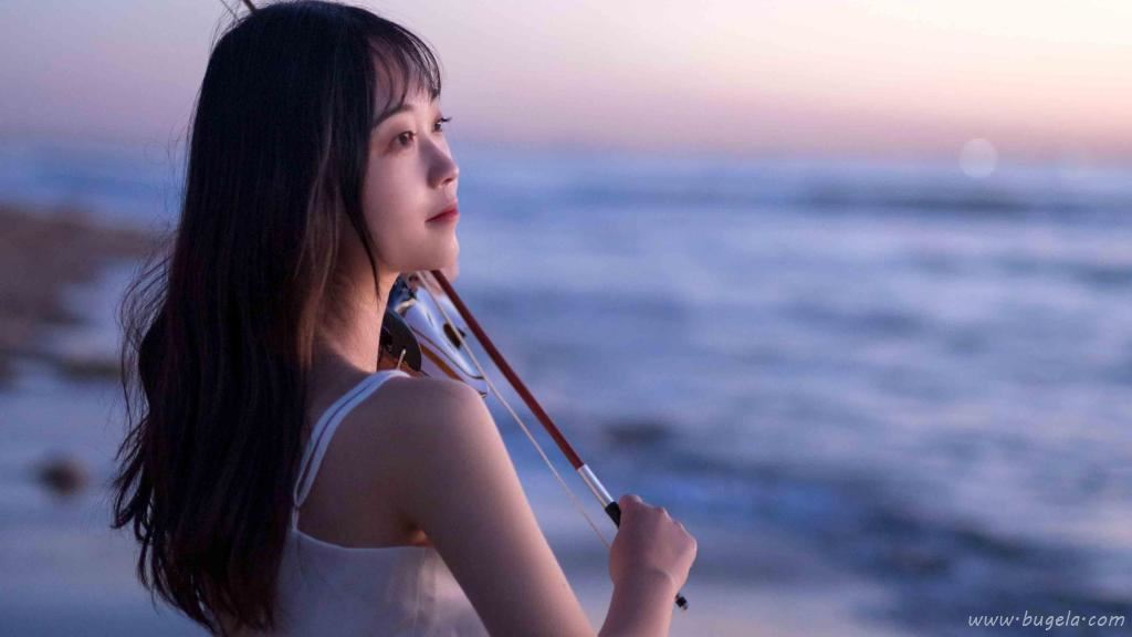 拉小提琴的文艺美女图片