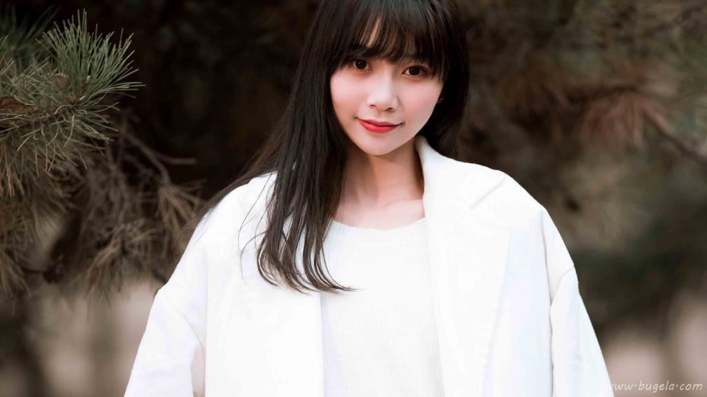 长发美女俏丽迷人图片