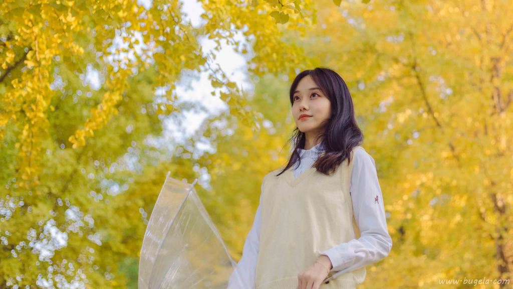 秀气长发美女户外图片
