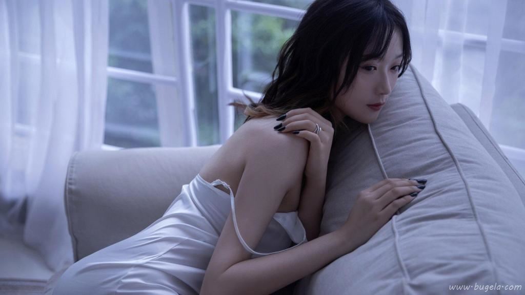 忧郁美女慵懒图片