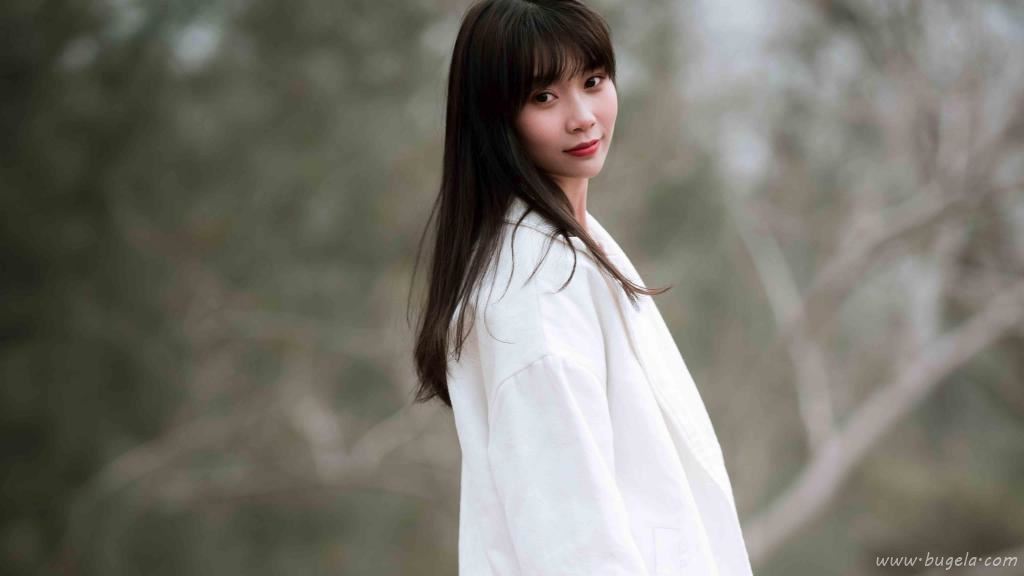长发美女俏丽迷人图片