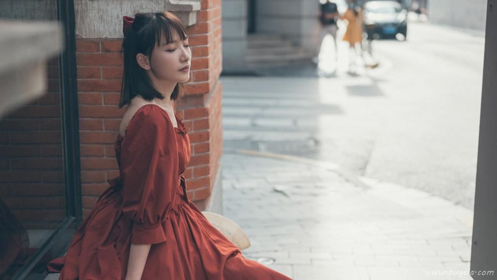 气质美女砖红色连衣裙魅力图片
