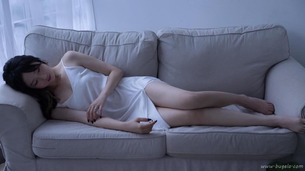忧郁美女慵懒图片