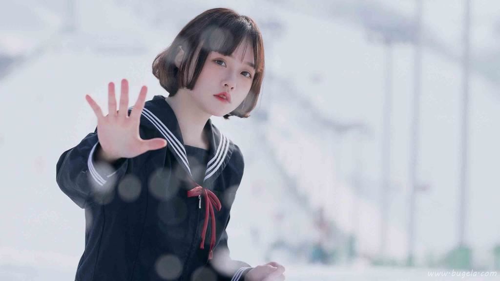 水手服短发美女户外图片